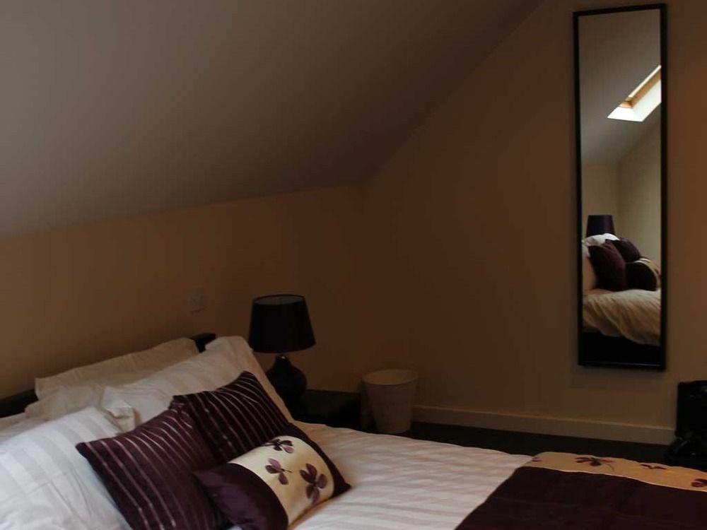 We Three Loggerheads Hotel Gwernymynydd Exterior photo